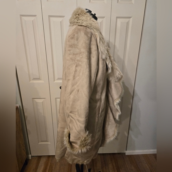 Donna Salyers Fabulous Furs Coat - Picture 5 of 7